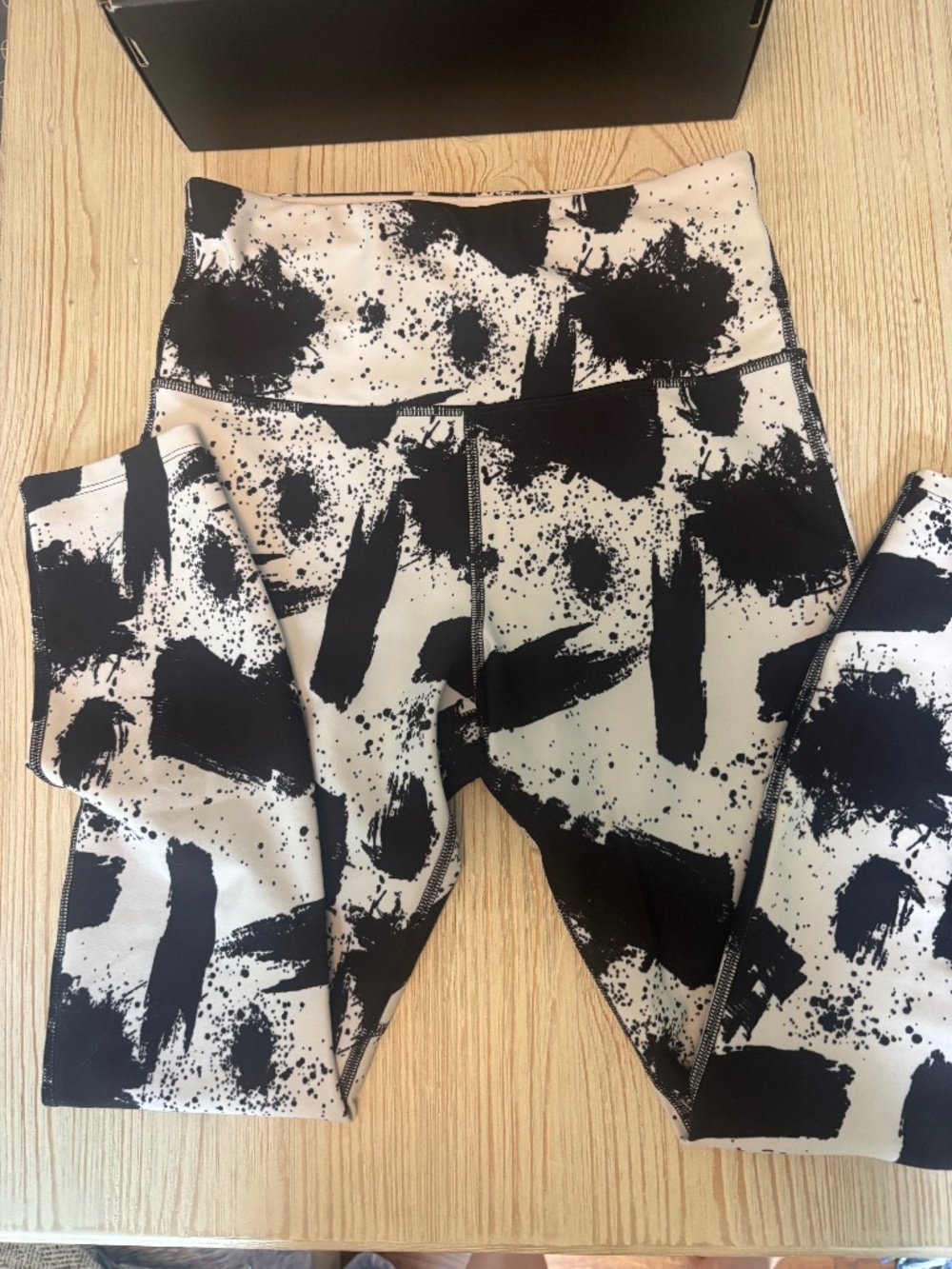 Lorna Jane Black & White Abstract Print Leggings (size Small)